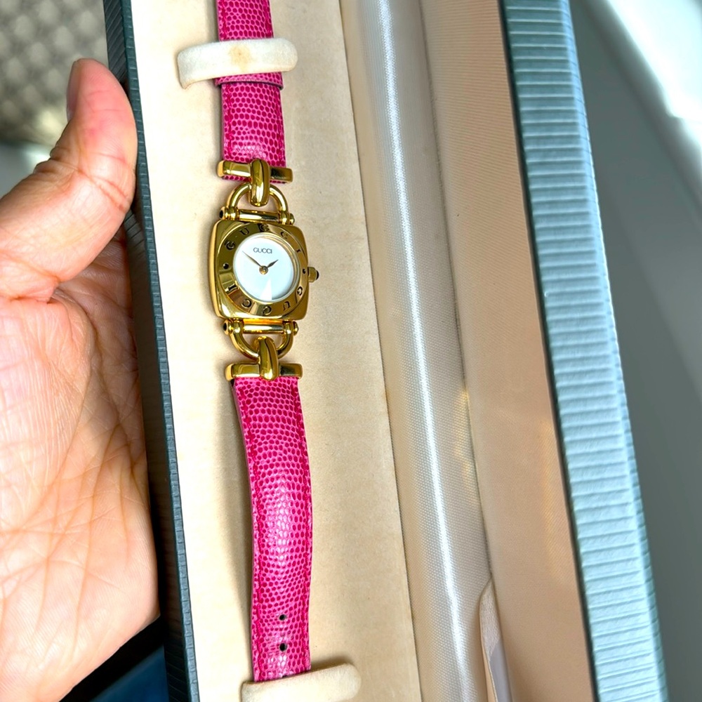 🛍️Vintage Gucci Pink Leather Band Watch - Picture 2 of 12